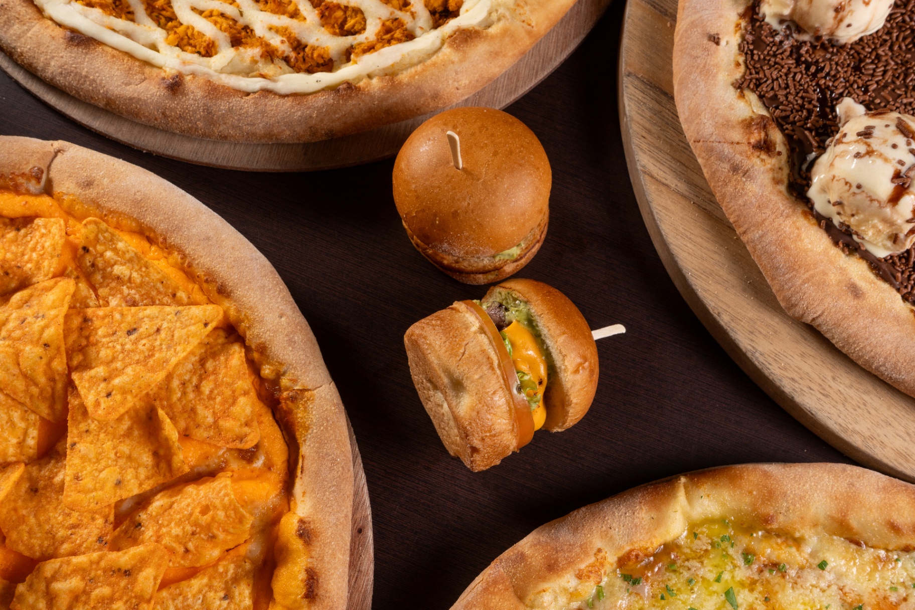 Mini hambúrgueres e pizzas